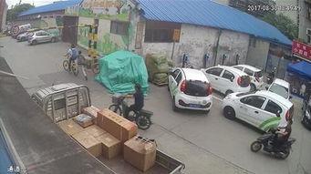 在路边看到了吃瓜群众,吃瓜群众围观现场